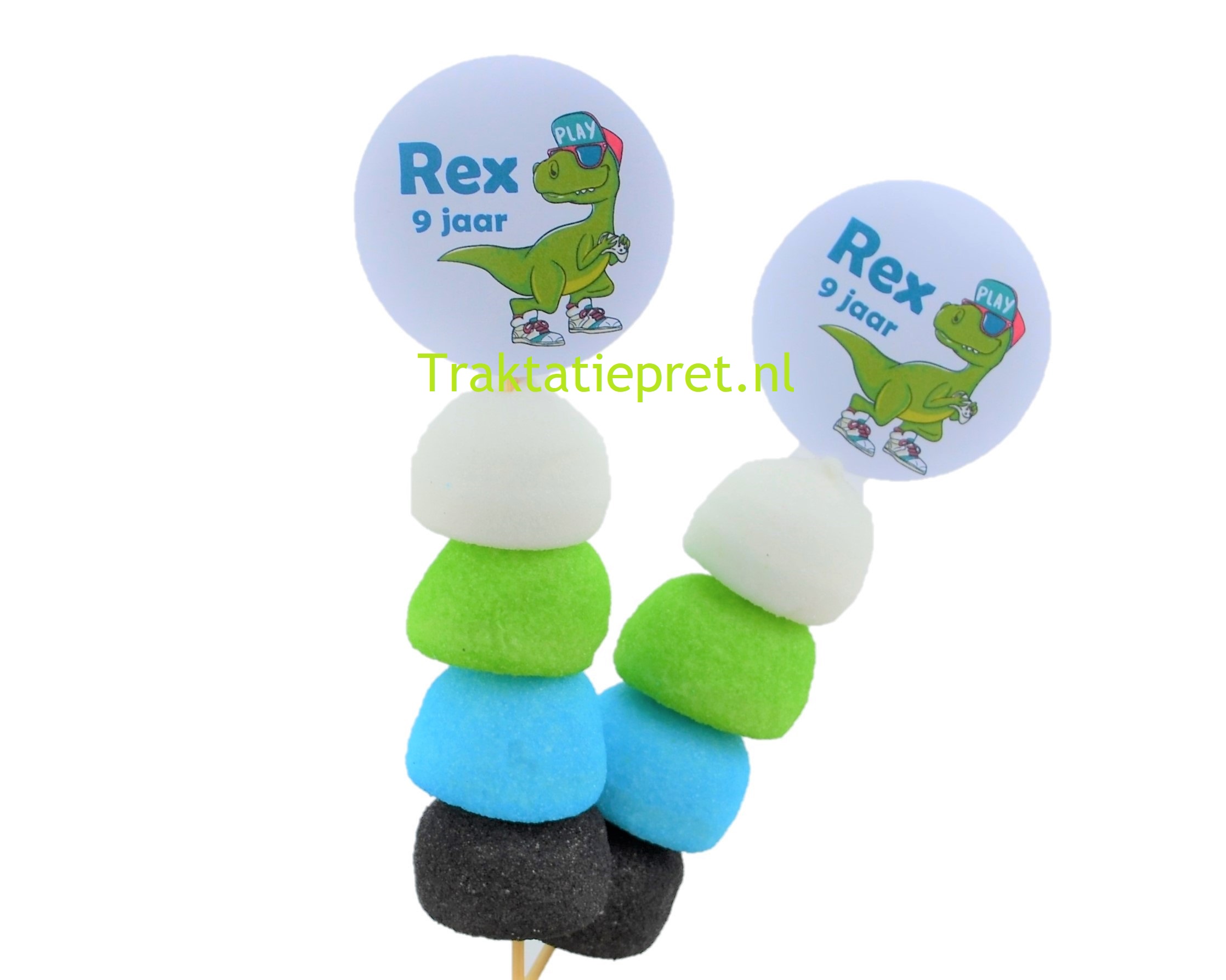 Coole dino traktatie prikker met snoep en naam en leeftijd. De stoerste jongens traktaties koop je online bij Traktatiepret