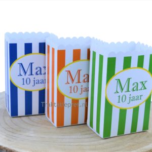 Gekleurde popcorn zakjes blauw, groen en oranje.