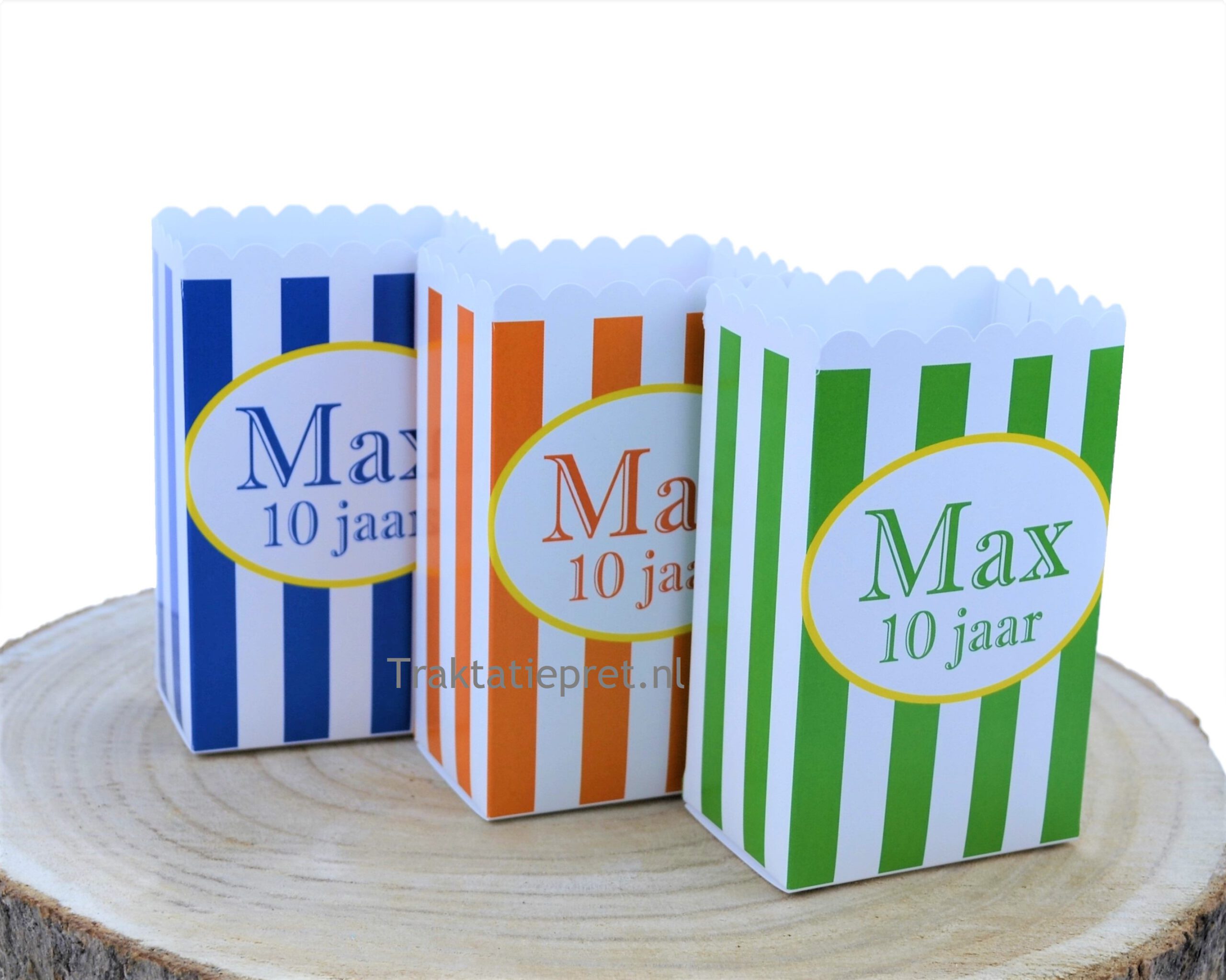 Gekleurde popcorn zakjes blauw, groen en oranje.