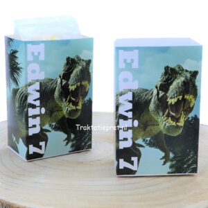 T-Rex dinosaurus uitdeel en traktatie zakjes. Traktatiepret kant en klare voorverpakte traktaties met naam en leeftijd. Popcorn zakjes T-Rex dinosaurus met zoete, zoute of regenboog popcorn, Traktatiepret.nl
