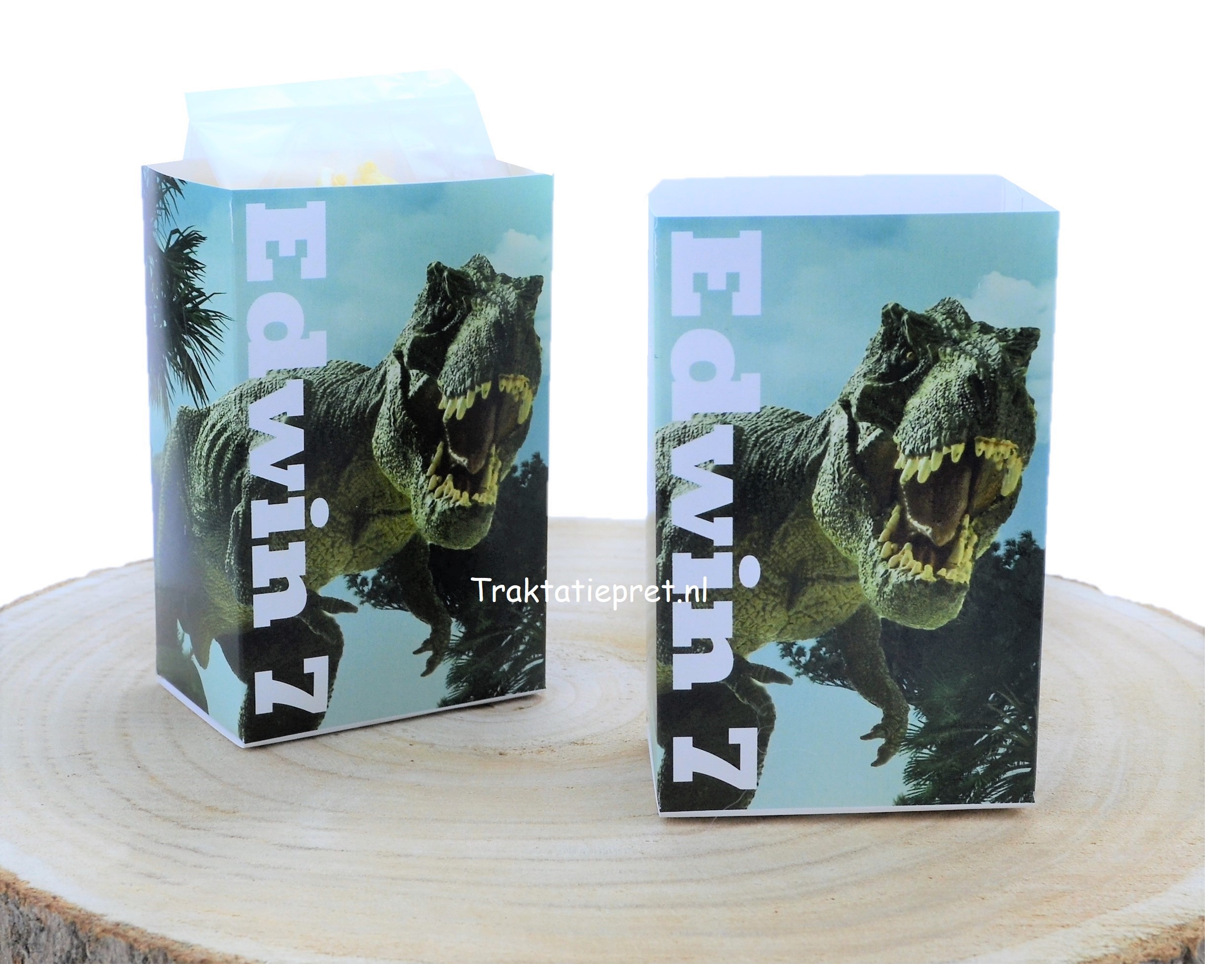 T-Rex dinosaurus uitdeel en traktatie zakjes. Traktatiepret kant en klare voorverpakte traktaties met naam en leeftijd. Popcorn zakjes T-Rex dinosaurus met zoete, zoute of regenboog popcorn, Traktatiepret.nl