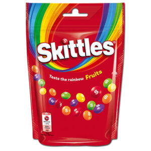 Een zak vol heerlijke fruit Skittles in vrolijke kleuren.