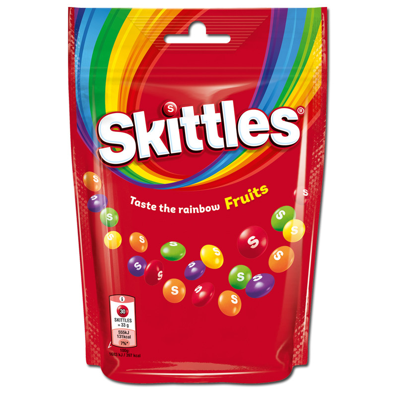 Een zak vol heerlijke fruit Skittles in vrolijke kleuren.